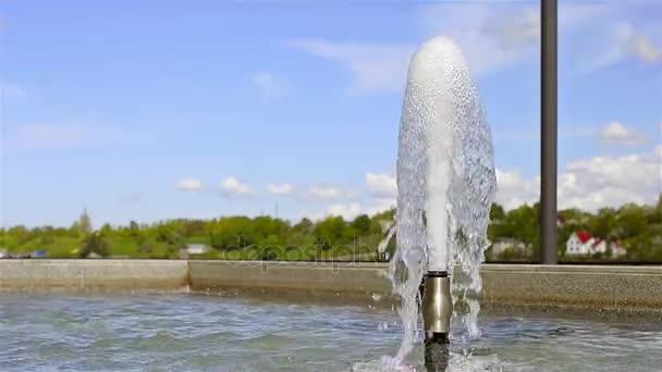 Fountain erupts up. Narva, Estonia — Stock Video