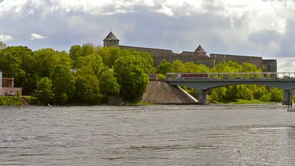 Pevnost Ivangorod stojí na břehu řeky Narva — Stock video