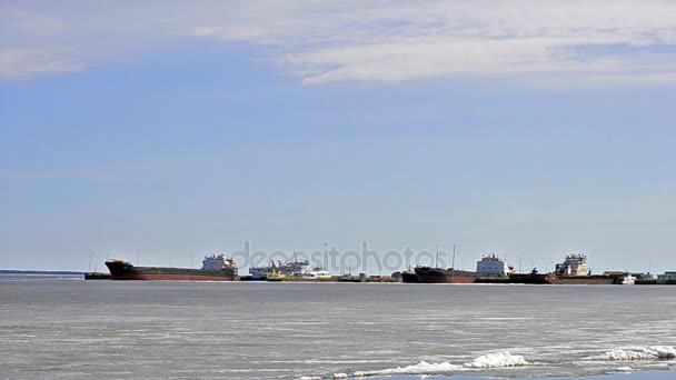 货船，船舶，船停泊在奥涅加湖 — 图库视频影像