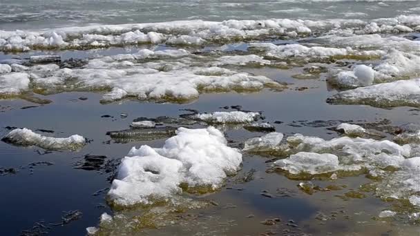 Λίμνη Ονέγκα στο Πετροζαβόντσκ, αλυσοδεμένοι από πάγο — Αρχείο Βίντεο