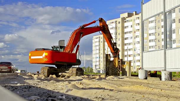 Raupenbagger schlägt Stahlpfahlbau — Stockvideo