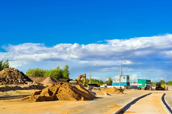 Beyaz kum dağlar yol tarafında yalan