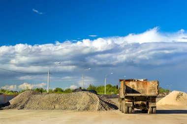 Ağır boş kamyon, inşaat yüksek hızlı yol