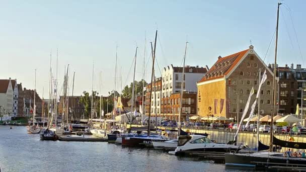 Embankment de Hanseatic cidade portuária Gdansk na Polônia — Vídeo de Stock