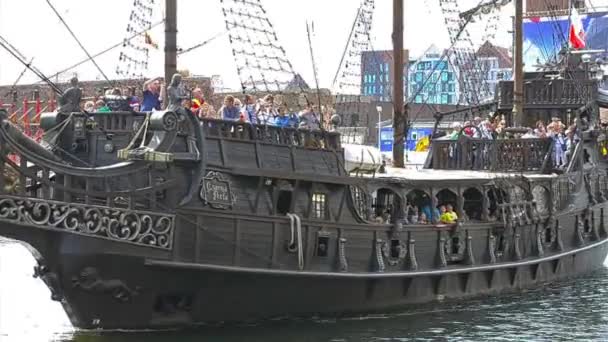 Passeio de turistas em barco de passeio à vela, Gdansk, Polônia — Vídeo de Stock