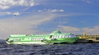 İskele Gölü Onega demirlemiş sualtı ensende tekne