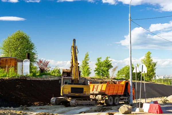 Crawler Excavator Loads Truck Rubble Using Bucket Construction High Speed — Stock Photo, Image