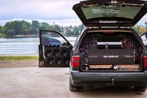 Pompalanan araba Vw Passat, müzik amplifikatörler, hoparlörler