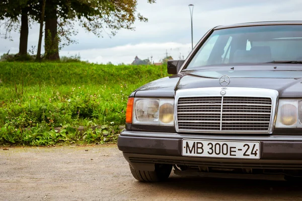 Vecchia auto di classe premium Mercedes-Benz berlina — Foto Stock