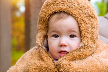 Sonbahar Park Serhiivka arka plan üzerinde poz bebek