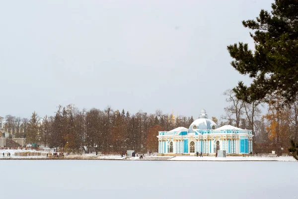 Pavillon Grotte sur étang, chutes de neige, Tsarskoye Selo — Photo