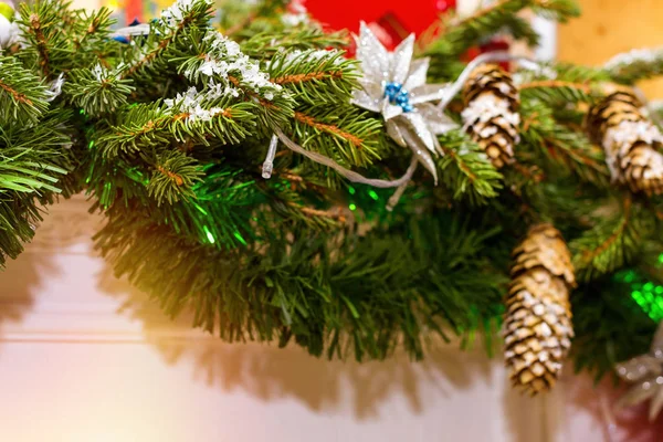 Ramos de abeto de Natal com decorações cones — Fotografia de Stock