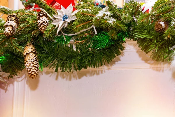 Ramos de abeto de Natal com decorações cones — Fotografia de Stock