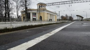 Tren istasyonu Krasnoe Selo, tren için platform