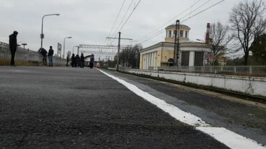 Banliyö tren tren istasyonu platformu için geldi