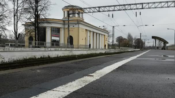 Järnvägsstationen Krasnoe Selo, plattform för tåg — Stockvideo