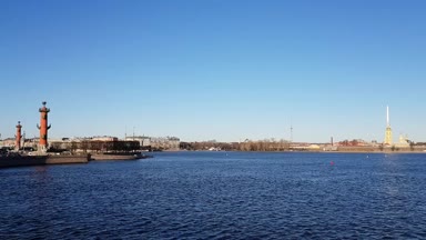 Rostral sütunlarla Vasilyevsky adasının tükürmek