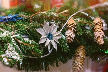 Noel çam dalları koniler süslemeleri ile