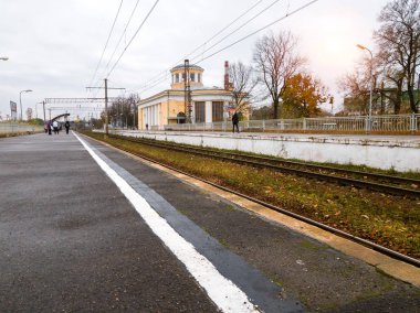 Tren istasyonu Krasnoe Selo Güz. Banliyö tren Rzd. ulaşım altyapı-demiryolu ve yüksek gerilim kabloları yatılı için Asfaltlı yolcu platform. Saint-Petersburg, Rusya Federasyonu