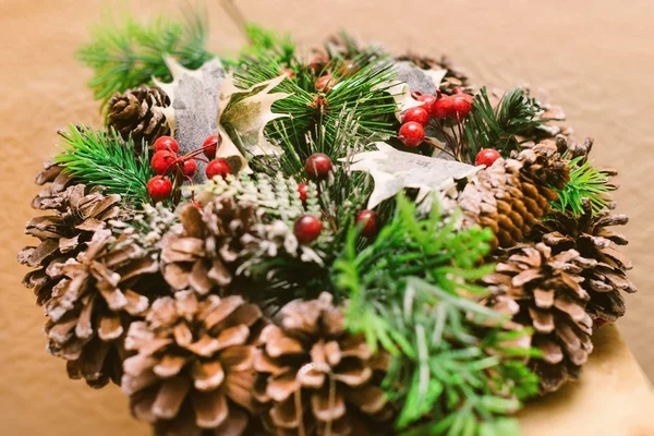 Grinalda Abeto Natal Com Cones Bagas Decorações Festivas Celebração Ano — Fotografia de Stock