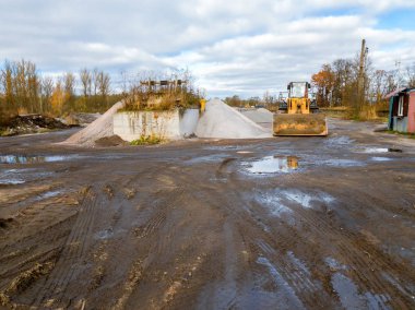 Tekerlek buldozer döner u-bıçak ve kova yol üzerinde. Ağır makine ekipman kazı için endüstriyel inşaat inşaat. Saint-Petersburg, Rusya Federasyonu