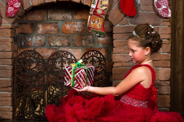 Pequena princesa de inverno, menina com presente de Natal — Fotografia de Stock
