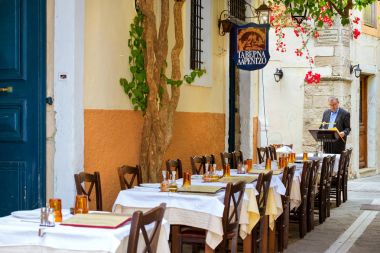 Restoran, Rethymno, Crete Yunanistan tablosunda servis