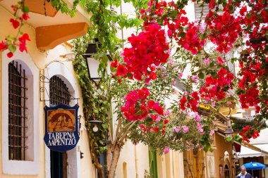 Rethymno, Yunanistan - 3 Mayıs 2016: sokak reklam tabela turistik rotalar turistik dar sokakta dekore edilmiştir. Eski tatil beldesi Rethymno Yunanistan etrafında yürüyün. Girit Akdeniz mimarisi