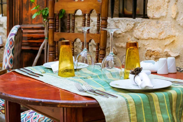 Tablo yolları turist turistik dar sokakta restoranda çatal ile devam eder. Eski tatil beldesi Rethymno Yunanistan etrafında yürüyün. Girit Adası kültür ve Akdeniz mutfağı