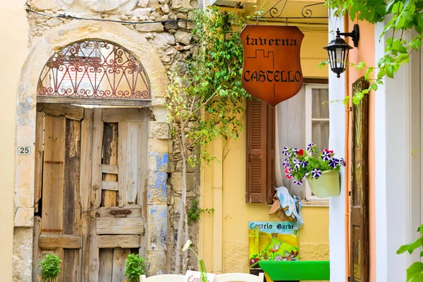 Reclame bord op toeristische straat Rethymno — Stockfoto