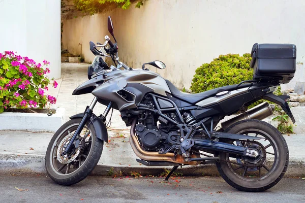 Sport motorbike parked on street Rethymno — Stock Photo, Image