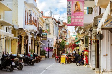 Girit, Yunanistan sokak kafede turistler yemek