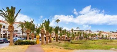 Promenade palmiye ağaçlarının. Rethymno, Crete, Yunanistan