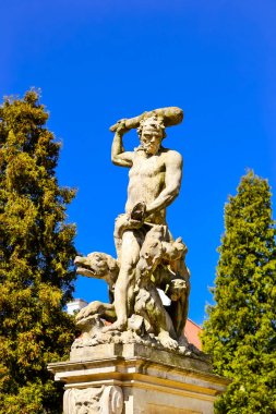 Heykeller Branicki Park sarayında. Bialystok