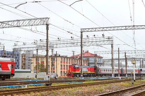 Locomotiv em trilhos ferroviários, Rússia — Fotografia de Stock