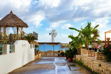Beyaz pervane ile yel değirmeni. Bali, Crete, Yunanistan