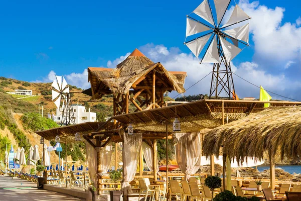 Molino de viento con hélice blanca. Bali, Creta, Grecia — Foto de Stock