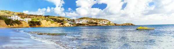 Water catamaran geparkeerd op Livadi Strand Bali, Crete — Stockfoto