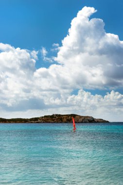 İle kırmızı yelken windsurf. Tatil su sporları