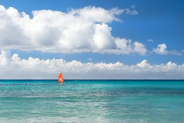 İle kırmızı yelken windsurf. Tatil su sporları