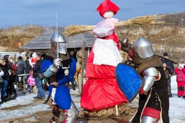 St.Petersburg, Rusya - 13 Mart 2016: Şövalye turnuva Festival of Maslenitsa. Shrovetide festivaller, krep hafta. Kış sonu kutlamak. Knight'ın giyim kılıç ve zırh ile cosplay