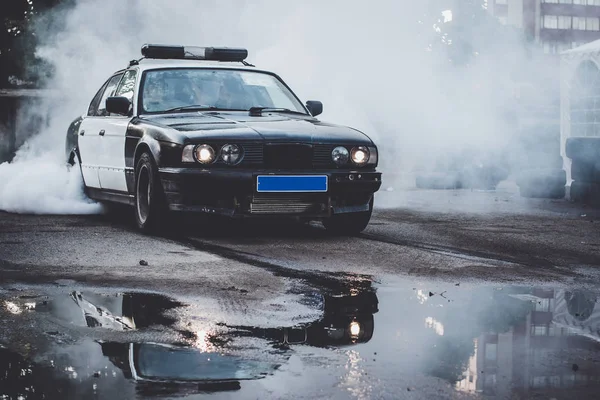 警察の車が driftshow でタイヤを燃やして — ストック写真