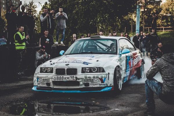 BMW 3-series driftcar quemando neumáticos en drift-show —  Fotos de Stock