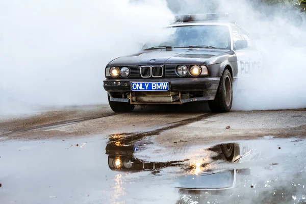 Coche de policía BMW 5-series neumáticos de combustión en driftshow —  Fotos de Stock