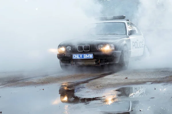 Coche de policía BMW 5-series neumáticos de combustión en driftshow —  Fotos de Stock