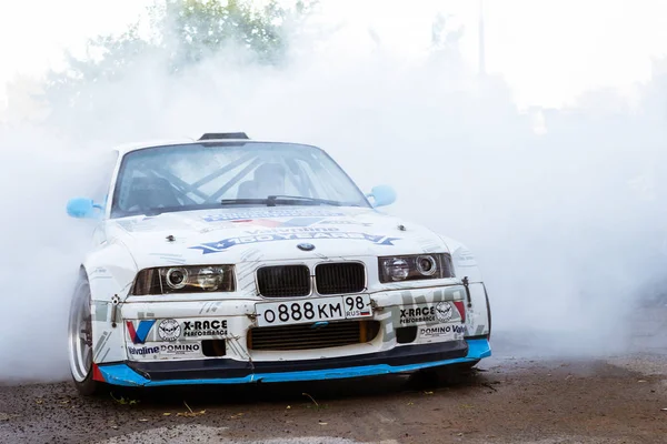 BMW 3-series driftcar burning tires in drift-show — Stock Photo, Image