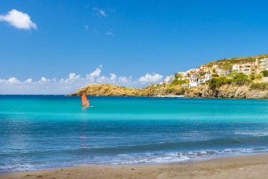 İle kırmızı yelken windsurf. Tatil su sporları