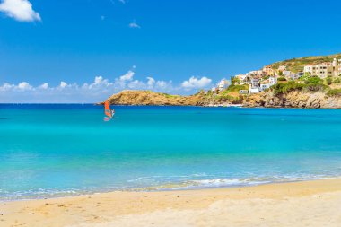 İle kırmızı yelken windsurf. Tatil su sporları