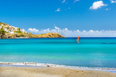 İle kırmızı yelken windsurf. Tatil su sporları