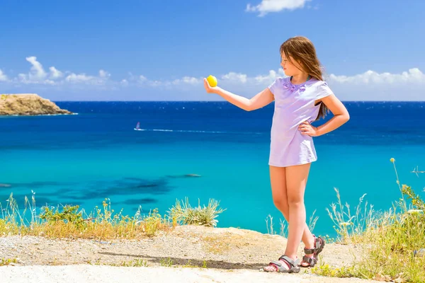 Chica con limón posando contra el mar de Creta. Bali. — Foto de Stock